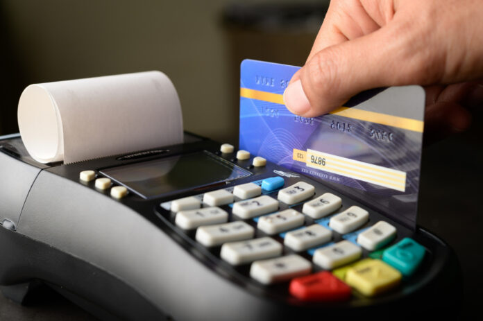 Juros do cartão de crédito sobem a 449,9% ao ano