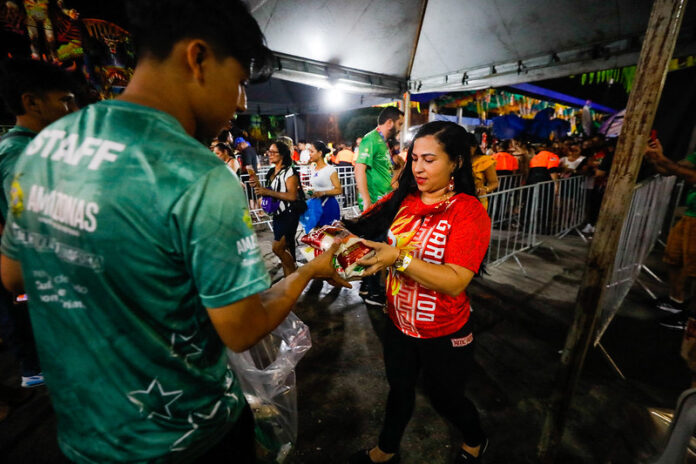 Festa dos Visitantes arrecada 70 mil alimentos em Parintins