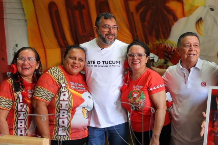 Wilson Lima visita bastidores do Festival de Parintins