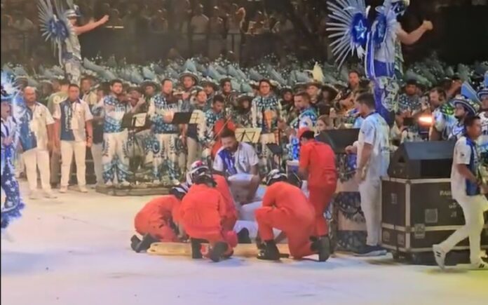 VÍDEO: conselheiro do Caprichoso passa mal durante apresentação no Festival de Parintins