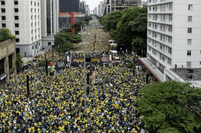 Bolsonaro lidera ato por ‘Liberdade e Justiça’ na Avenida Paulista
