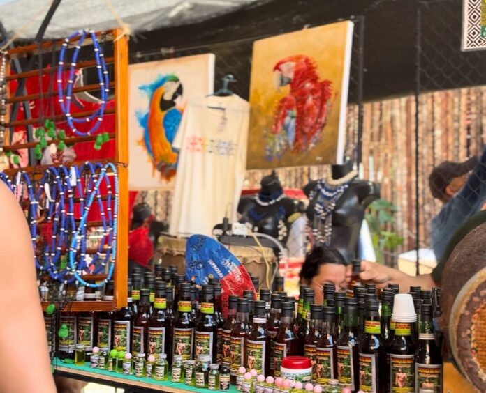 Feira indígena movimenta R$ 950 mil no Festival de Parintins 2025