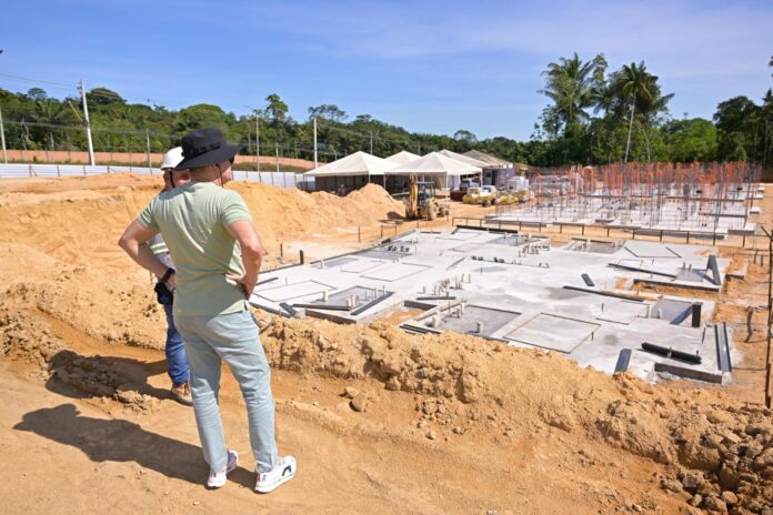 David Almeida vistoria obras de habitacional com 576 moradias em Manaus