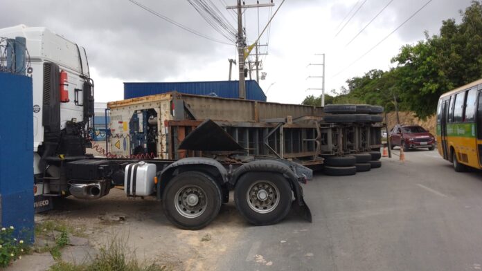 Contêiner tomba na Avenida Autaz Mirim e causa congestionamento em Manaus