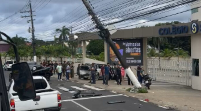 Acidente em frente a escola deixa feridos e poste tomba sobre fiação na Ponta Negra