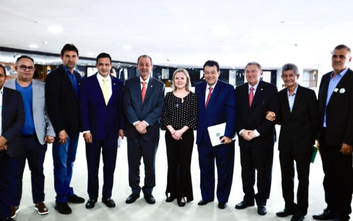 Em Brasília, Omar Aziz lidera prefeitos do AM em apelo por diálogo ambiental