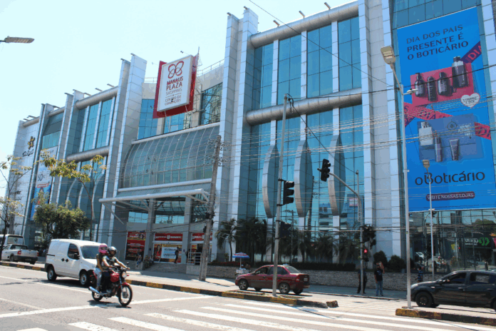 Homem é preso ao tentar furtar bolsa de cliente em shopping de Manaus