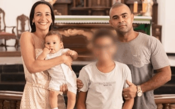 Namorada instigou menor a matar a família, esquartejar, queimar os corpos, e dá-los aos porcos