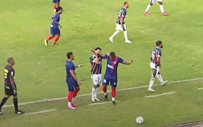 VÍDEO: Jogador morde adversário em clássico baiano