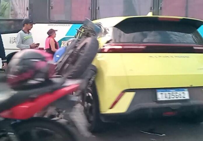 VÍDEO: Motorista de carro elétrico faz manobra irregular e atropela motociclista em Manaus