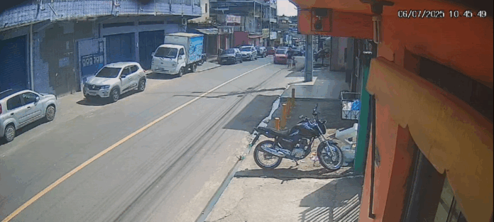 VÍDEO: Motorista atropela homem e criança em Manaus e foge sem prestar socorro
