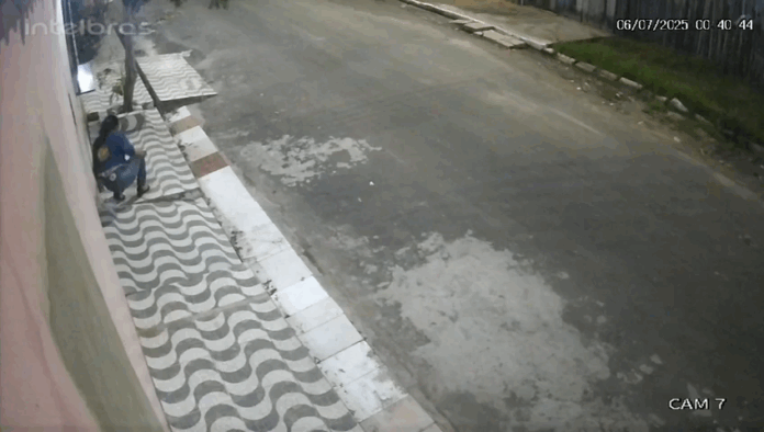 Vídeo mostra homem agredindo mulher com capacete em Parintins
