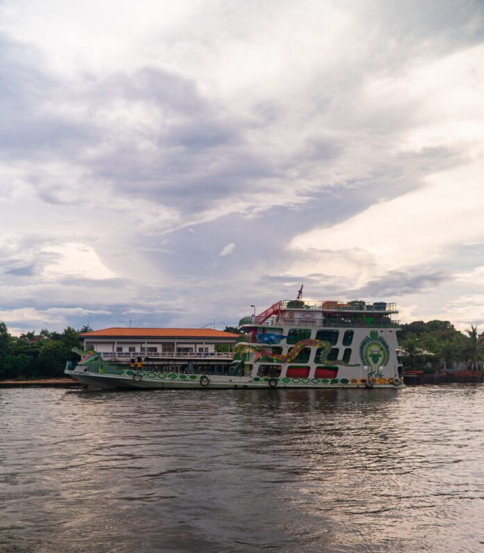 Barco-obra de arte da ‘Bienal das Amazônias’ chega a Iranduba
