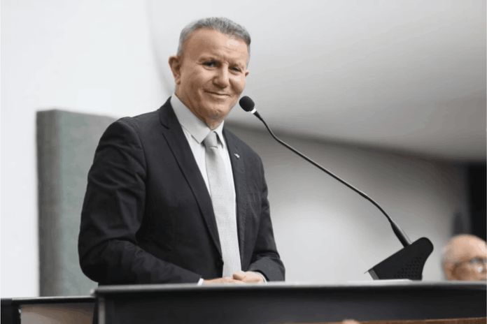 Prefeito afastado sofre infarto na prisão e passa por cateterismo de emergência