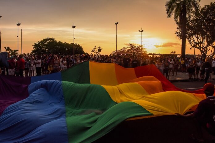 Evento debate direitos LGBTQIAPN+ e promove feira em Manaus