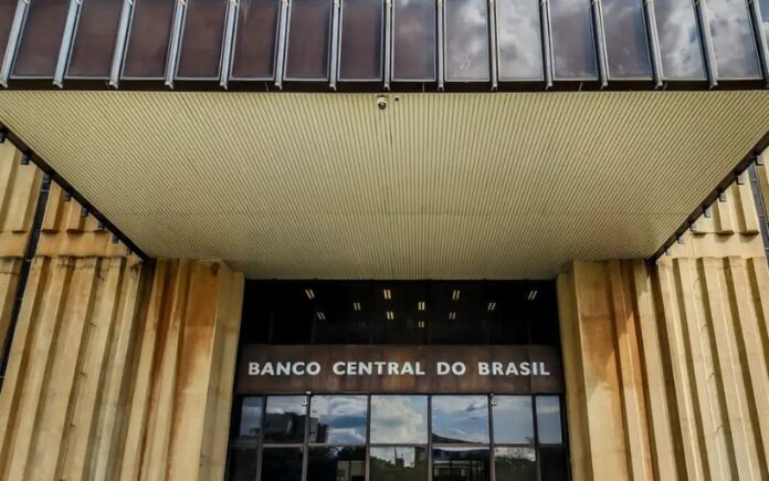 Deputado cobra BC sobre dívida e operação entre bancos