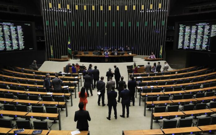 Câmara discute criação de funções e extinção de 40 cargos