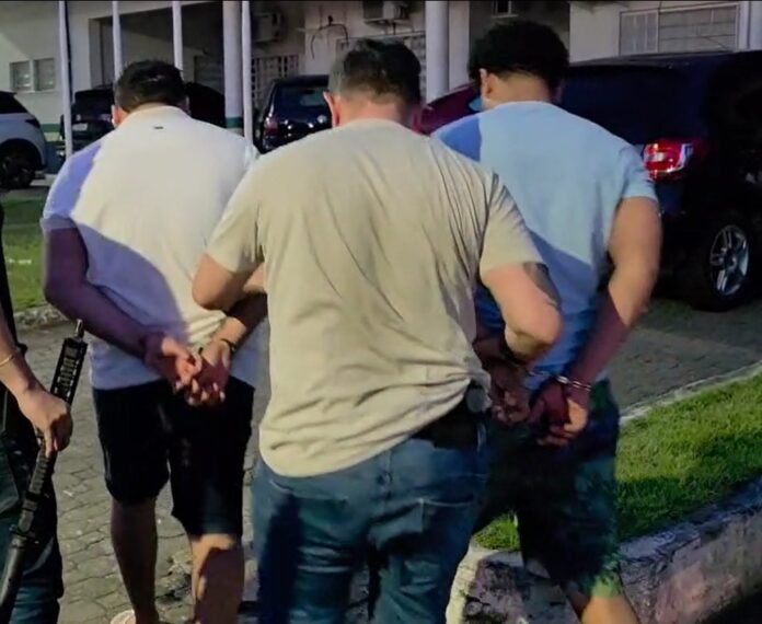 Dupla que fazia ‘delivery de drogas’ é presa com arma em Manaus