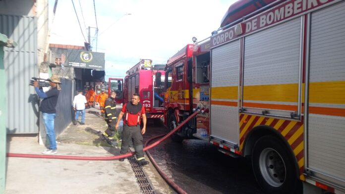 Incêndio atinge galpão de loja de roupas na Zona Norte de Manaus