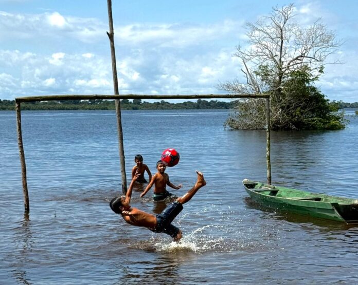 Fotógrafo retrata a vida e universo dos ribeirinhos do Rio Negro