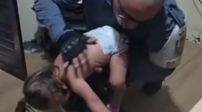VÍDEO: Bebê é salva por PM após se engasgar com amendoim no AM