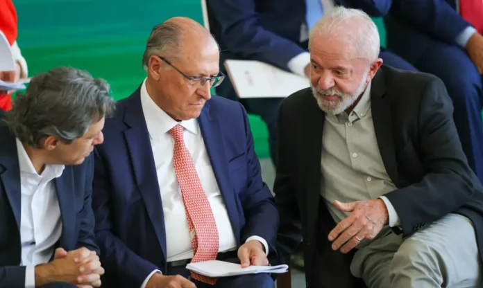 Governo brasileiro reage a tarifa de 50% imposta por Trump