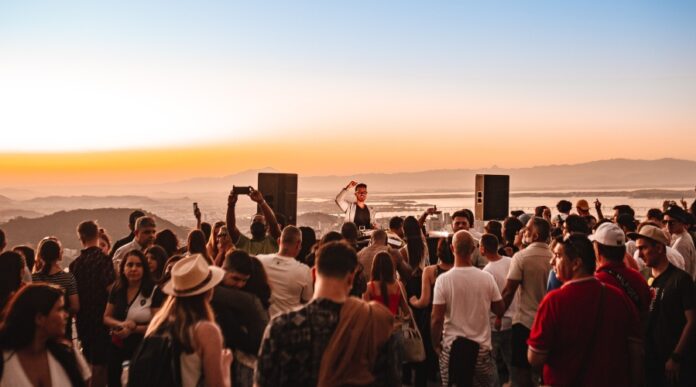 DJ Tommax, do Bondinho no RJ, comanda pôr do sol da Alive Sunset em Manaus