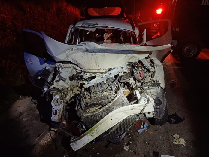 Carro bate em ônibus e deixa cinco feridos na BR-174