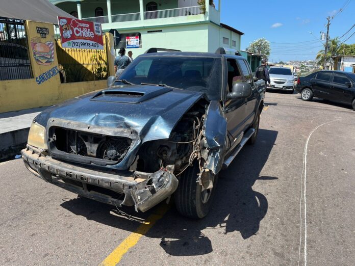 Motociclista e passageira ficam feridos após colisão com carro em cruzamento de Manaus