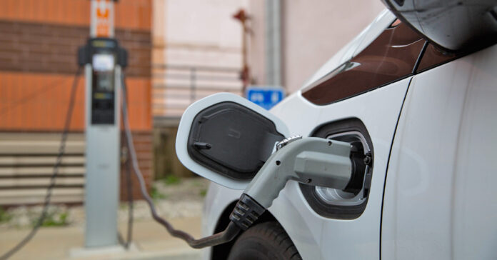 Amazonas cria regra de segurança para carregamento de carros elétricos