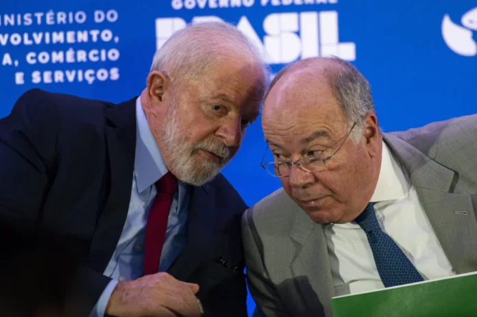 Em meio à crise com os EUA, Lula se reúne com Mauro Vieira no Alvorada