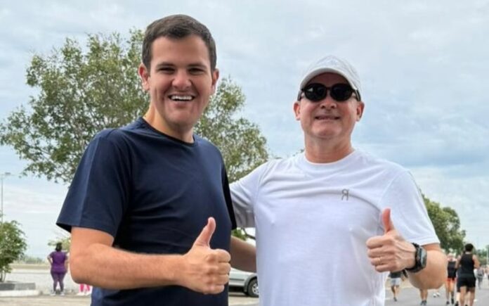 David Almeida retorna a Manaus após férias e reassume comando da Prefeitura