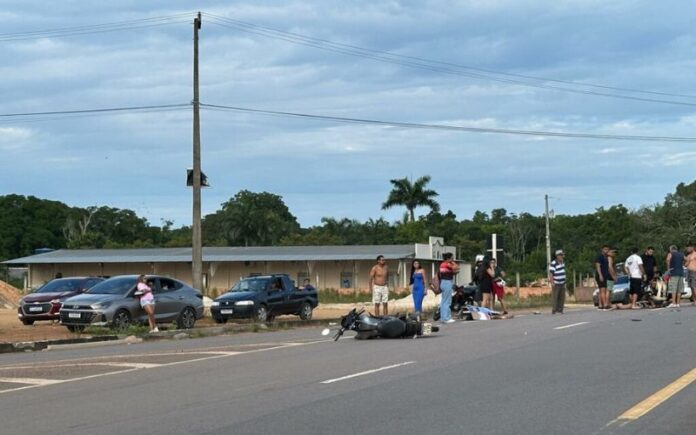 Vídeo: homem morre em acidente entre carro e motocicletas na AM-070