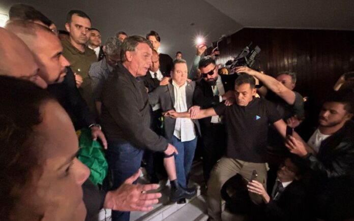 Bolsonaro mostra tornozeleira e diz: ‘máxima humilhação’