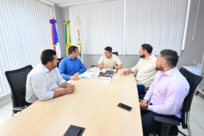 David Almeida repassa R$ 6 milhões para escolas de Manaus