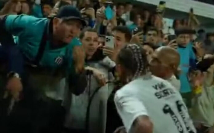 VÍDEO: Neymar discute com torcedor após derrota do Santos