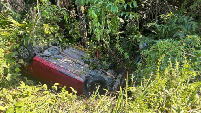 Motorista capota carro em área de mata na Zona Sul de Manaus
