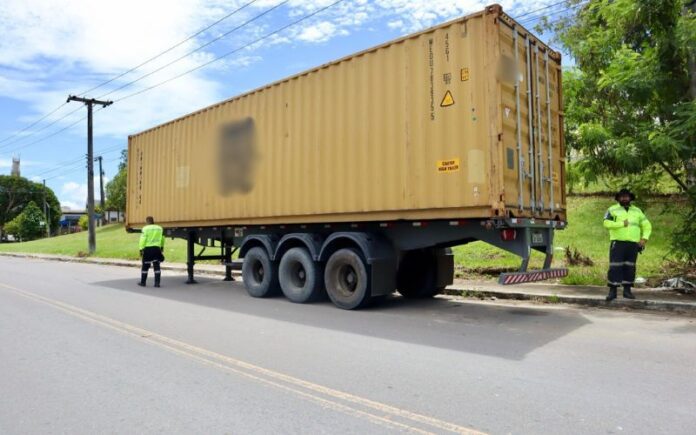 Empresas de contêineres abandonados nas ruas de Manaus serão multadas