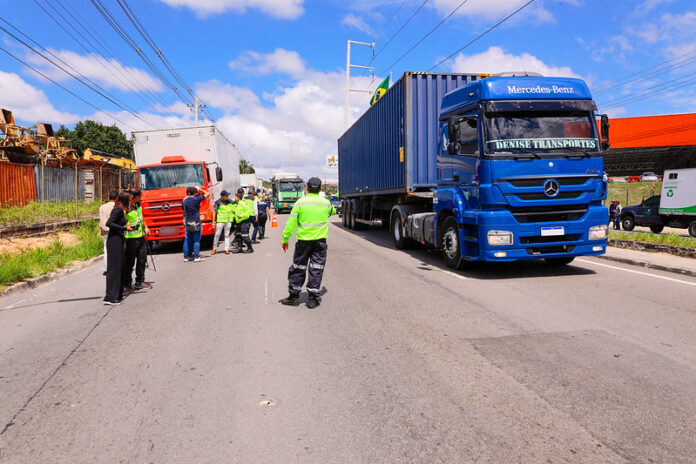 Manaus ganha lei que proíbe contêineres soltos nas ruas e reforça a segurança no trânsito