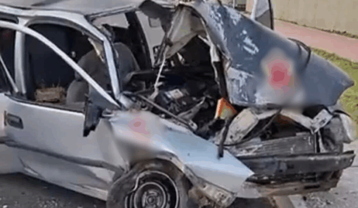 Carro colide com poste e deixa três pessoas feridas em Manaus