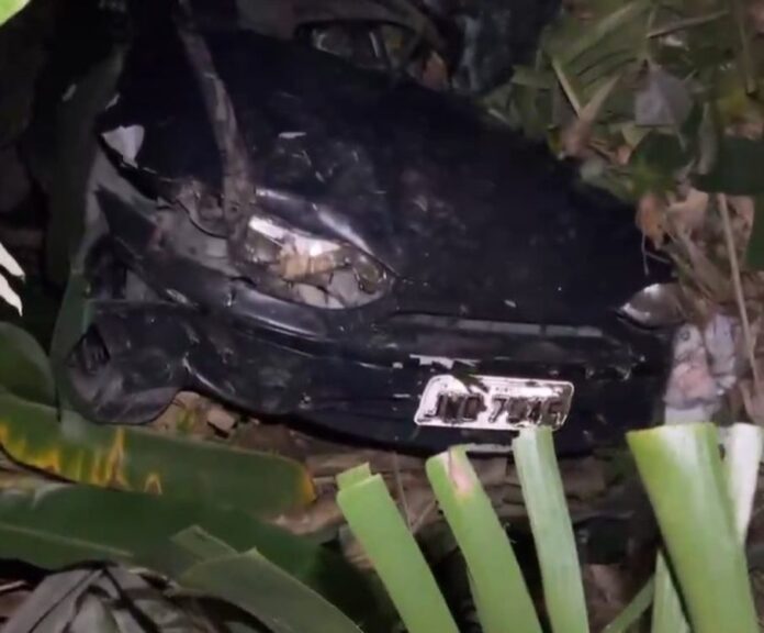 Carro perde controle e desce barranco em Manaus