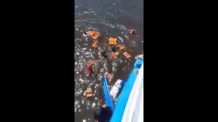 VÍDEO: Passageiros são resgatadas à deriva após lancha afundar no AM