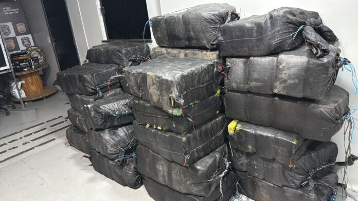 Peruano e três colombianos são presos com 1,5 tonelada de drogas no rio Solimões