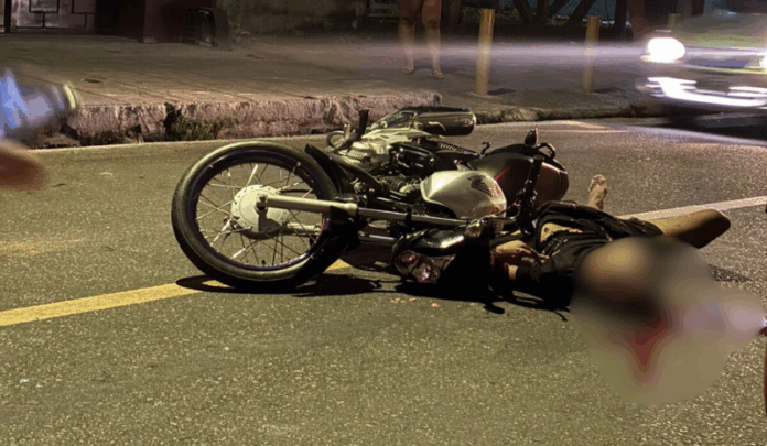 Jovem de 18 anos tem cabeça esmagada por ônibus após queda de moto em Manaus
