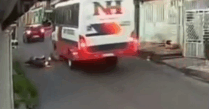 VÍDEO: Motociclista perde o braço após cair e ser atropelado por micro-ônibus em Manaus