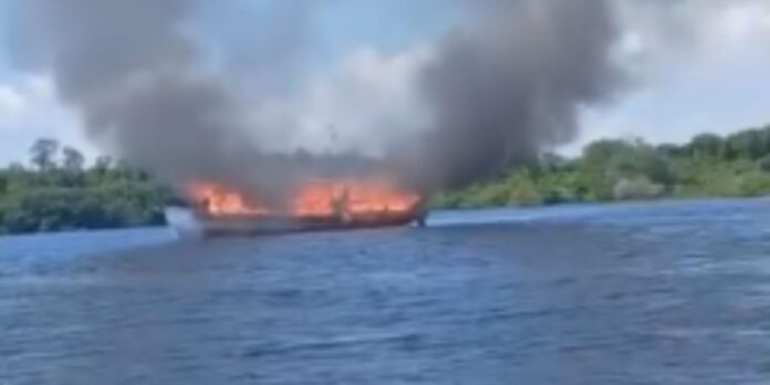 VÍDEO: Incêndio atinge barco escolar e crianças se jogam no rio para sobreviver no AM