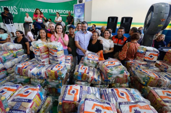 Wilson Lima entrega alimentos e água a famílias afetadas pela cheia no Careiro da Várzea