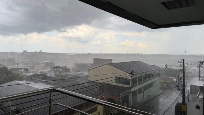 Chuva forte causa alagamentos e falta de energia em Manaus