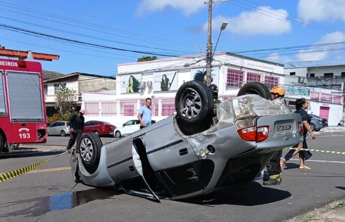 VÍDEO: Carro capota após furar cruzamento e ser atingido por outro veículo em Manaus