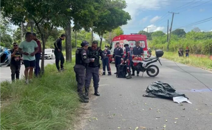 Motociclista morre após perder o controle e bater contra árvore em Manaus